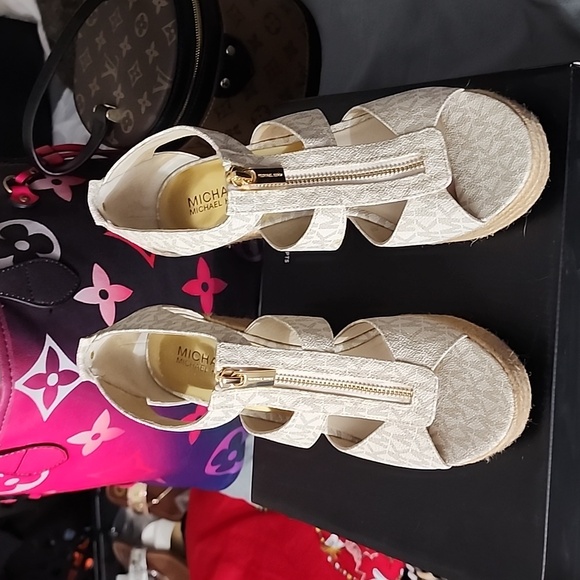 New Michael kors  Wedge Sandle size 9 - Picture 2 of 6